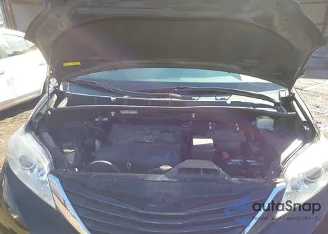 2014 Toyota Sienna Le V6 8 Passenger z USA, uszkodzony, nr VIN 5TDKK3DC0ES479467